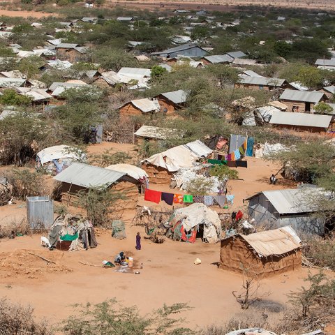 Le 6 mai 2016, le gouvernement kenyan annonce qu’il souhaite fermer le camp de Dadaab, invoquant des raisons de sécurité. MSF exprime son opposition à l’annonce et invite les décideurs à envisager d’autres solutions pour les réfugiés, telles que leur intégration dans la société kenyane ou leur réinstallation dans des camps plus petits. Au mois d’août, une enquête menée par MSF dans le camp de Dagahaley révèle que 86 pour cent des réfugiés ne souhaitent pas retourner en Somalie.