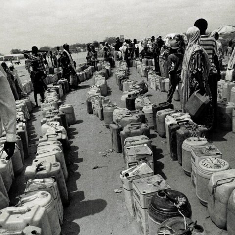 En août 1992, les équipes de MSF arrivent à Dadaab pour fournir des soins de santé de base ainsi que prévenir et traiter la malnutrition. Les logisticiens de MSF s’appliquent à construire des réservoirs et des points de distribution d’eau.