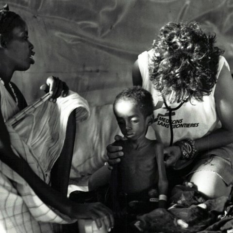Plus de 80 pour cent des réfugiés sont des femmes et des enfants. Beaucoup ont été la cible de violences, y compris de viols et de vols, lorsqu’ils ont fui la Somalie en proie à la guerre. De nombreux enfants, ainsi que leurs parents épuisés, souffrent de malnutrition aiguë sévère. MSF ouvre un centre de nutrition thérapeutique et huit postes de santé à Dadaab.