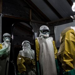 Title:	RDC, Butembo, 03 Novembre 2018 Des agents de santé avec leur équipement de protection individuelle (EPI), juste avant d'entrer dans la zone rouge du centre de traitement Ebola (CTE) soutenu par MSF à Butembo, où ils surveilleront les patients. 