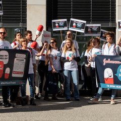 Le personnel MSF manifestant à Zoug devant les bureaux de Johnson & Johnson en Suisse.