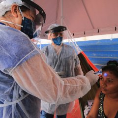 Prise de la température d’une patiente dans le centre d’isolement de Manaus. Manaus, Brésil, 3 juin 2020
