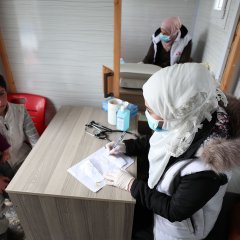 Eine MSF-Pflegefachfrau hält in einem Vertriebenenlager im Nordosten Syriens eine Sprechstunde ab.