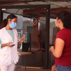 Eine Gesundheitspromotorin empfängt im Covid-19-Zentrum in Matamoros eine Familie. Tamaulipas, Mexiko.