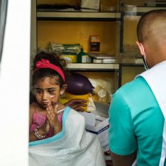 Die 3-jährige Samar wird in der mobilen Klinik von Ärzte ohne Grenzen wegen ihren Verletzungen und Verbrennungen behandelt. Beirut, Libanon, 10.8.2020