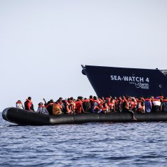 Le bateau de sauvetage Sea Watch 4 porte secours à 97 personnes à bord d’une embarcation surchargée à 30 miles nautique des côtes libyenne, 23.08.2020
