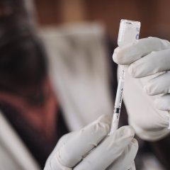 Gros plan sur une seringue en préparation pour une vaccination