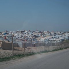 Blick aus dem Camp Al-Hol, hinter dem Zaun erstrecken sich Zelte so weit das Auge reicht.