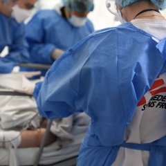 Des staffs MSF autour du lit d’un patient atteint du Covid-19 au Pérou.