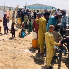 Alt  (description)	Des familles viennent chercher de l’eau au campement informel MSF