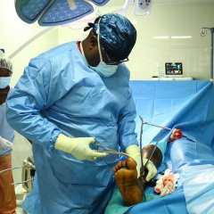 Orthopedischer Chirurge von Ärzte ohne Grenzen im Operationssaal des Spitals Saint Antoine in Jérémie bei einer Operation.