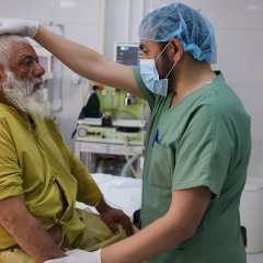 Un patient et un anesthésiste face à face 