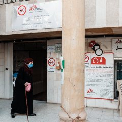 Une vieille dame sort de sa consultation à la clinique MSF d'Arsal.