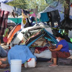 Eine Familie rund um ihr Zelt in Plaza de la República in Reynosa, Mexiko.