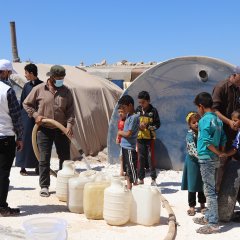 Ein MSF-Team füllt Kanister mit Wasser.