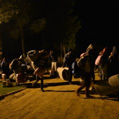 Procession de réfugiés au cœur de la nuit 
