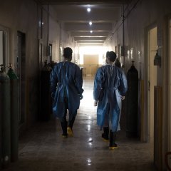 Deux infirmiers marchent dans les couloirs du service spécialisé Covid-19, à l'hôpital national de Raqqa.