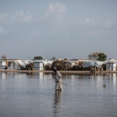 Un homme marche dans le camp innondé de Rann au Nigeria.