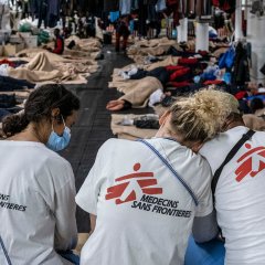 3 staffs MSF récupèrent sur le Geo Barents après 24h de sauvetage mouvementées, qui ont vu 186 personnes être sauvées des eaux de la Méditerranée centrale, alors que dix autres ont péri.