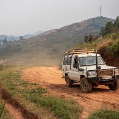 Une Landcruiser MSF sur une piste de terre