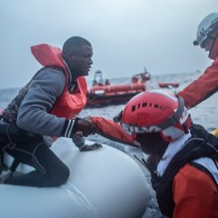 Le 29 mars, 113 personnes présentes à bord d'un bateau pneumatique en détresse ont été secourues par l'équipe MSF présente à bord du Geo Barents.