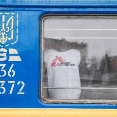 Personnel MSF dans un train médicalisé entre Zaporizhzhia et Lviv. Ukraine, 01 avril 2022