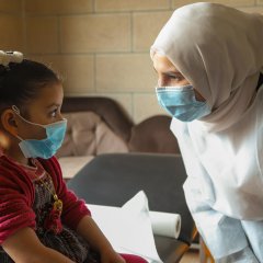Eine Pflegefachfrau von Ärzte ohne Grenzen im Libanon spricht mit einer Patientin.