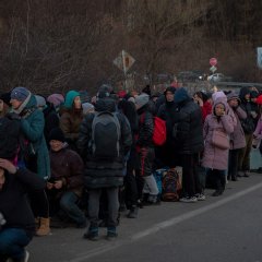 Des centaines de personnes font la queue pour traverser à pied la frontière slovaque depuis la ville d'Uzhhorod, dans la région de Transcarpathie en Ukraine, le 6 mars 2022. 