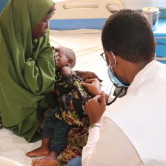 Un médecin MSF examine une enfant à Baidoa, Somalie. Mai 2022.