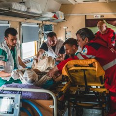 Des médecins s'occupent d'un patient à bord du train médicalisé MSF.