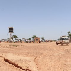 Une voiture MSF se dirige vers Kongoussi