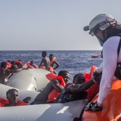 L'équipe de recherche et de sauvetage du Geo Barents, le bateau de Médecins Sans Frontières, lors de l'opération de sauvetage le 27 juin.