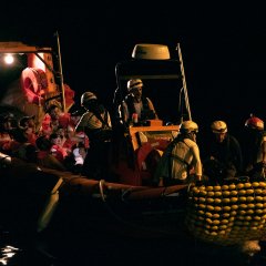 Le bateau de sauvetage retourne au Geo Barrents après avoir secouru les personnes en détresse.