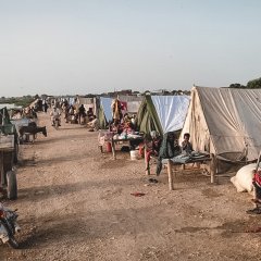 Menschen, die aufgrund der Überschwemmungen vertrieben wurden, leben nun in Notunterkünften. Provinz Sindh. Pakistan. 26. August 2022.