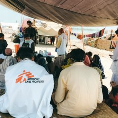 Une équipe médicale de MSF offre des consultations aux personnes touchées par les inondations dans le district de Dera Murad Jamali, dans l'est du Baloutchistan.
