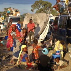 Menschen, die durch den Konflikt in Cabo Delgado, Mosambik vertrieben wurden, warten neben einem Lastwagen am Rande von Mueda