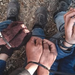 Drei Personen mit Handfesseln, die eines unserer Notfallteams auf der griechischen Insel Lesbos vorgefunden hat.