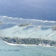 Vogelperspektive auf ein Atoll von Kiribati. November 2022. 