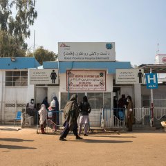 La porte d'entrée de l'hôpital de Boost, soutenu par MSF, à Lashkar Gah, dans la province d'Helmand. 2022. 