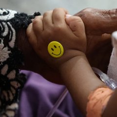 Die Hand eines Kindes, im Spital in Abs. August 2022, Jemen.