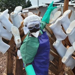 Desinfektion von medizinischen Stiefeln Mubede. November 2022, Uganda. 