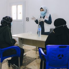 Une travailleuse de la santé montre comment préparer la solution de réhydratation orale (ORS) pour le traitement du choléra dans un centre de soins primaires MSF dans le gouvernorat d'Idlib.