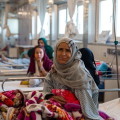 Marieh, eine Patientin in der Frauenabteilung des MSF-Traumazentrums in Kunduz in Afghanistan, November 2022..