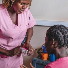 Infirmière patiente maternité Bangui.  République centrafricaine, Octobre 2022. 