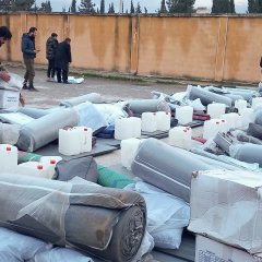 Kits mit Non-Food-Artikeln, darunter Hygieneartikel, Küchenpakete, Winterpakete und Decken. 7. Februar 2023, Syrien.