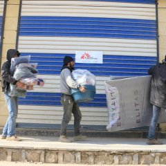 MSF-Mitarbeitende bringen Hilfsüger in das Spital von Atme. Syrien, 11. Februar 2023.