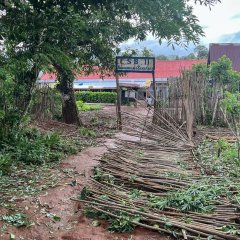 Schäden nach dem Zyklon «Freddy» beim Eingang einer unserer Klink in Ambodiriana. Madagaskar, 22. Februar 2023.