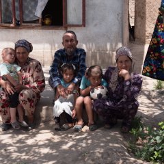 Surayo und Familie vor ihrem Haus. Tursonzoda, Tadschikistan, Juli 2021.