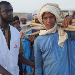 Jeune homme tente Soso Koira à Gao. Septembre 2022, Mali. 