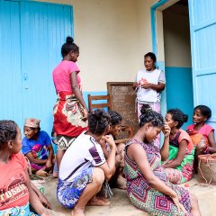 Bruanette, responsable de la promotion de la santé, est originaire de Madagascar et travaille dans plusieurs cliniques du district de Nosy Varika, dans le sud-est du pays, où elle aide les communautés locales à résoudre divers problèmes de santé, notamment la malnutrition sévère et le paludisme. Madagascar, 17 février 2023.
